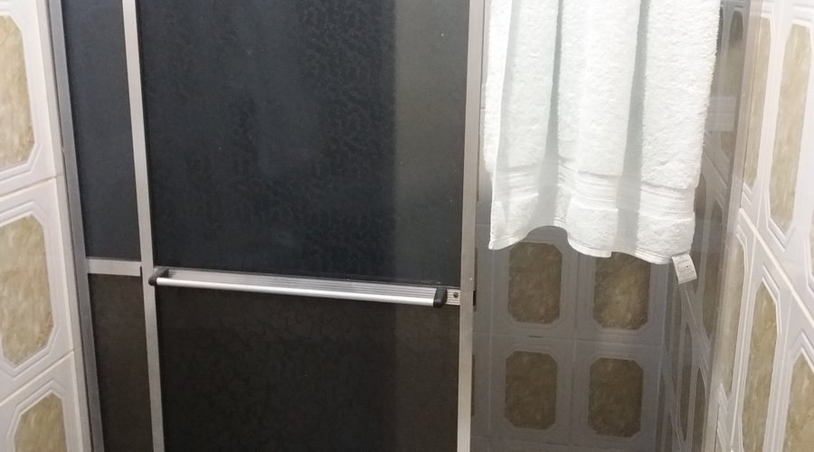 Box de bom tamanho e limpíssimo, com ducha abundante.