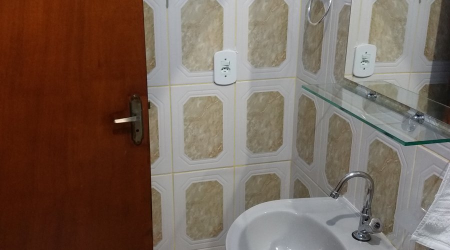 Vaso e pia bem conservados e limpíssimo.