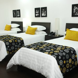 Habitación Triple esta dotada con: Aire acondicionado con control independiente, Baño privado con ducha, Amenites - cortesia elementos de aseo, Agua caliente, Secador de pelo,Tv LCD con cable, Nevera, Mini Bar, Cajillas de seguridad digitales, Llamadas locales e Internet Wi-Fi. Impuesto de alojamiento del 19% y seguro hotelero.
Desayuno de cortesia de 6.30 a.m. a 9.30 a.m. Parquedero gratis de 6 p.m. a 8 a.m.,Ropa de cama, Toallas,: 3:00 pm, Horario de salida. (Check out): 1:00 pm, 