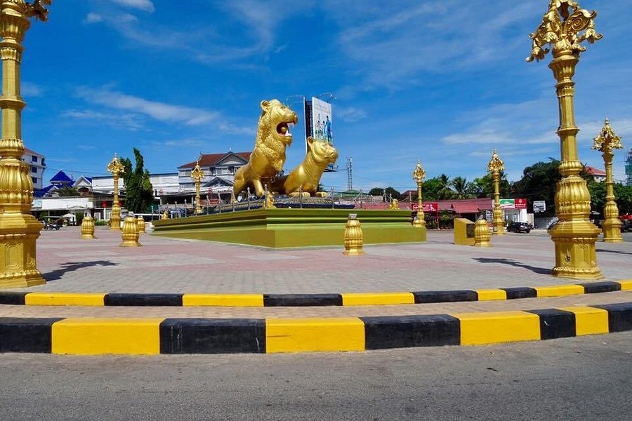 Golden Lions Roundabout image