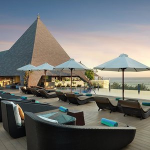 Kuta Beach sunset view at 4th floor rooftop infinity pool