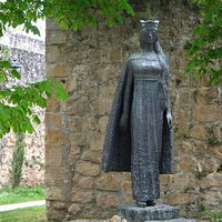 Princesa Kristina de Noruega. Esposa del Infante Felipe de Castilla. Escultura frente a la Ex Colegiata de San Cosme y San Damián (de la que Felipe fue Abad) en Covarrubias (Burgos). Relacionado con la Ermita o Capilla de San OLAV. A 5 km de Covarrubias.