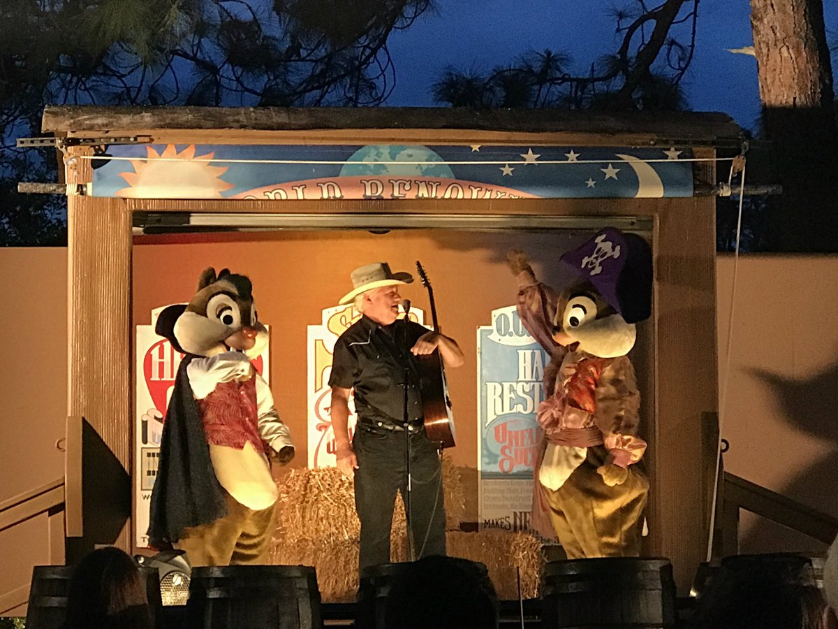 Thata Orlando Vida nos EUA 🇺🇸 on Instagram: Você já fez esse passeio ou  tem vontade de fazer? O O Chip 'N Dale's Campfire Sing-A- Long é uma  atração de um Resort