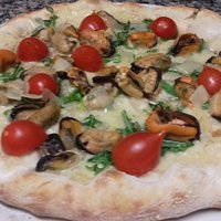 Pizza con pomodoro e fantasia