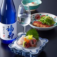 ノーベル賞の授賞式後の公式行事で振舞われた「福寿 純米吟醸」。
その蔵元が直営する日本料理店「蔵の料亭 さかばやし」。
旬の食材を盛り込んだ会席料理を福寿の日本酒とともにお楽しみください。