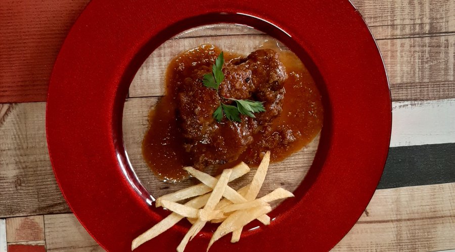 Melos de carrillada amb patates cassolanes