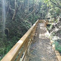 両サイドに避難豪が続く谷間の通路