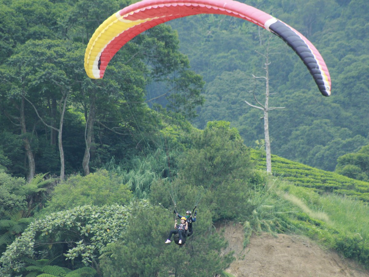 Paragliding Bukit Gantole, Puncak (Bogor, Indonesia) - Review - Tripadvisor