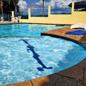 Nossa piscina tem um espaço infantil e outro para adultos, onde os pais podem curtir com seus filhos em segurança.
