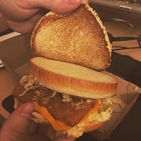 PERSONALEN KAN UPPENBARLIGEN TA-ME-FAN-I-MEJ INTE ENS FIXA EN BIG MAC!!!!! å då är det ändå McDonalds första o mesta sålda hamburagre!! FAN va SJUKT DÅLIGT! NEJ!! ÄT INTE HÄR!!! FÖR FAN!!