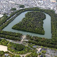 For the first time in the world heritage registration of reluctance, Kashiwa City, the Tongue Bird Ancient Tomb Group was selected. In area, including the world's largest tomb, Nintoku emperor tombs, the scale and form that can not be seen as an ancient heritage are seen. However, it is also a fact that it is too huge for a tour from the ground and it is difficult to grasp the whole picture. Please walk while referring to aerial photos at the same time! I think I can feel the breath of people