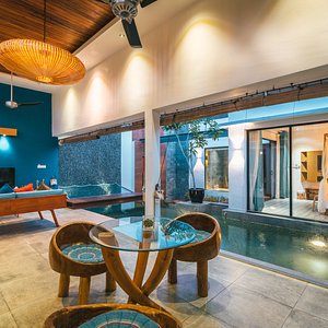 PRIVATE DELUXE POOL - LIVING ROOM