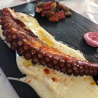La tarta de queso mas rica del mundo mundial! Bueniisima!!! El cordero espectacular! Y el pulpo a la brasa con cremoso de patata de otra galaxia!! Un 10 siempre que vamos!!y la atención mejor imposible!