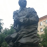 Памятник Герою Советского Союза Мусе Джалилю, Васильевский остров, июнь.