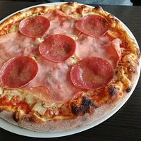 Pizza, „Campagnola“ mit Tomatensauce, Käse, Champignons, Schinken und Salami für 10,25 €