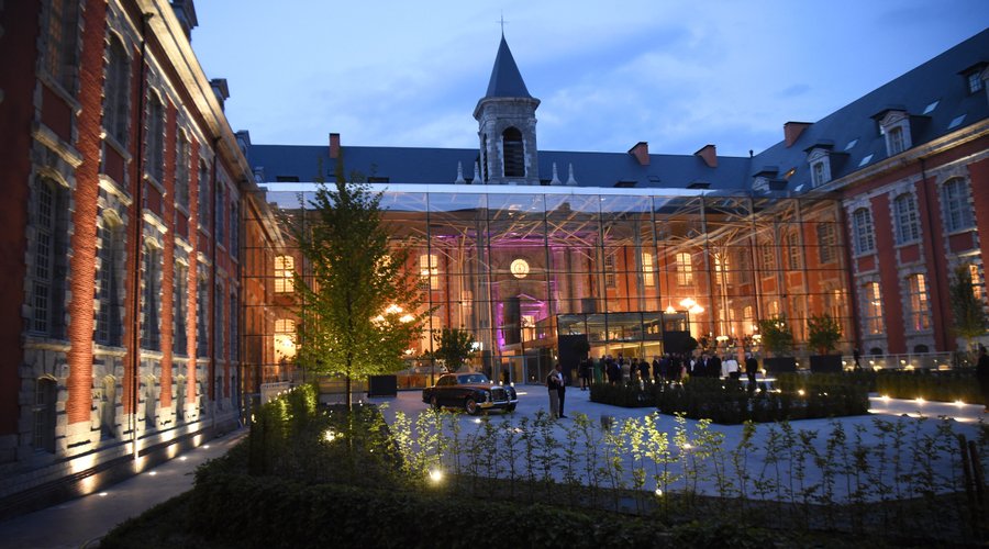 Resort Urbain, L’Hôtel Destination !

En mai 2019 l’immense porche s’entrouvre sur un véritable Resort Urbain à l’architecture préservée alliée à de nouveaux services.  Un confort inégalé et une ambiance comme nulle part ailleurs. 

Cet Hôtel destination peut être le seul prétexte d’un séjour loisirs ou professionnel. Le terme « bleisure » correspond exactement aux multiples possibilités offertes par le Royal Hainaut Spa & Resort Hotel pour mêler un séminaire à une découverte touristique.