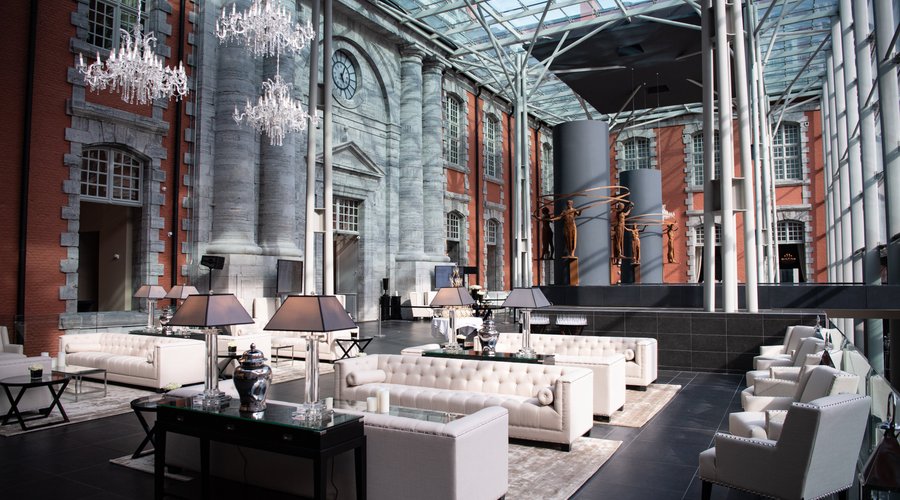 L’Atrium Bar Lounge, baigné de lumière, est
situé sous la verrière monumentale avec une vue
panoramique imprenable sur la Cour d’Honneur. Le lieu
incontournable du Coworking en journée ou pour un
cocktail sous le ciel étoilé en soirée.
L’Atrium Bar Lounge est votre lieu de rendez-vous, de rencontres et d’échanges.
À tout moment de la journée, l’occasion est créée pour faire une pause.
« Wellworking » dans la journée pour travailler dans les meilleures conditions ou organiser ses rendez-vous. 