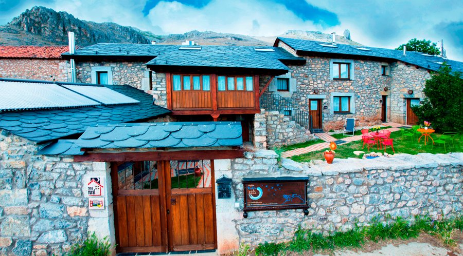 Panorámica de nuestro complejo de casas rurales Entre Babia y la luna, en plena montaña de Babia, León