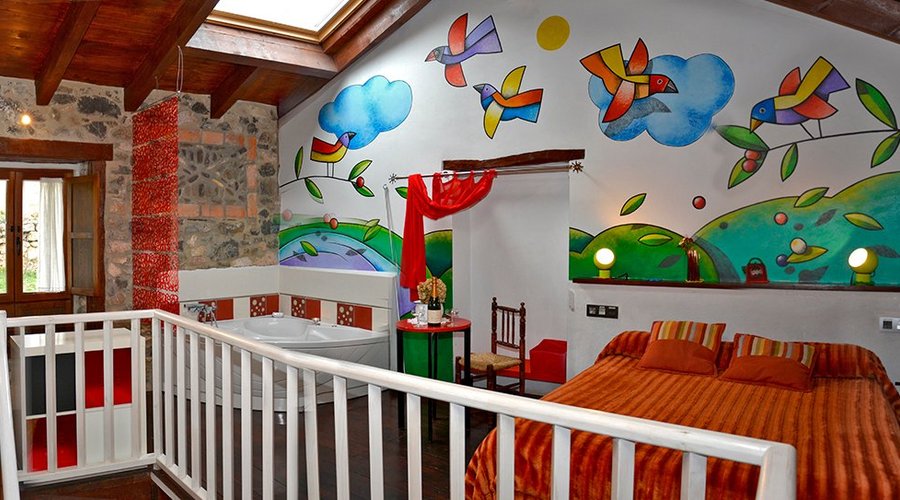 Casa Colores  con jacuzzi en dormitorio , salon-cocina y baño completo, jardin