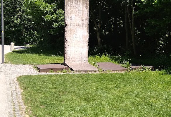 Monument to Berlin Wall