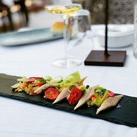 Anguilla affumicata con insalata di cetrioli e panzanella sbriciolata