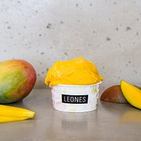 Unser Leones-Gelato in der Sorte Mango (vegan).