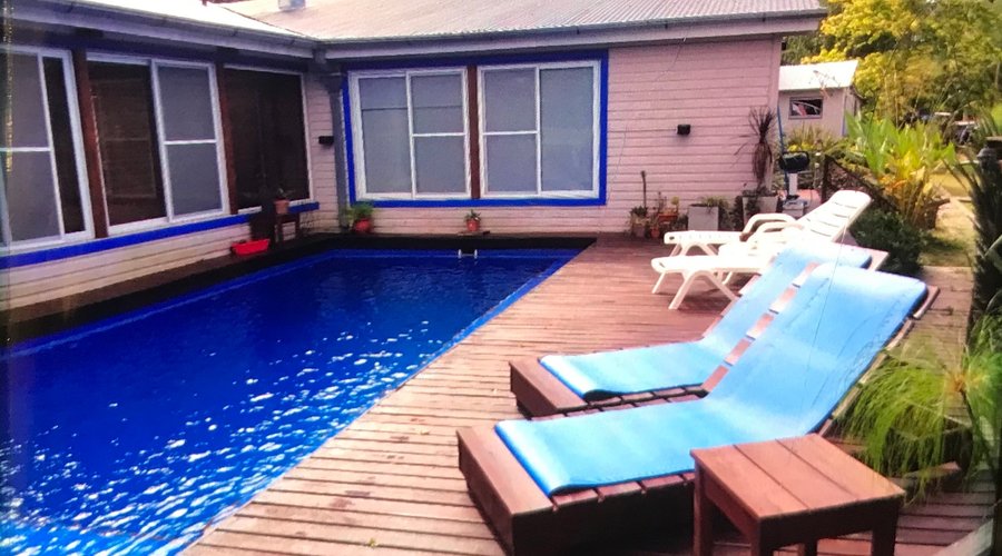 Piscina y reposeras 