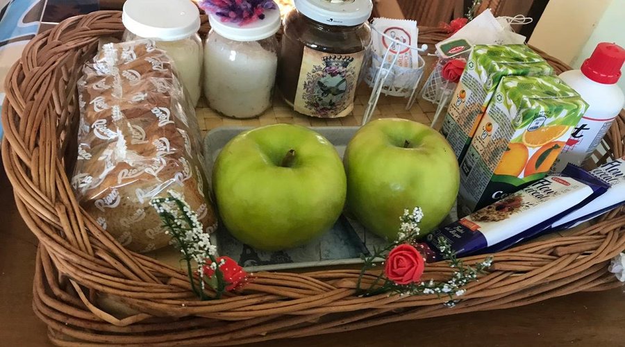 Nuestro desayuno seco , tostadas, barristas de cereal, juguitos de naranja cepita , tés, edulcorante, azúcar, mermelada , manteca , café instantáneo y leche en polvo 