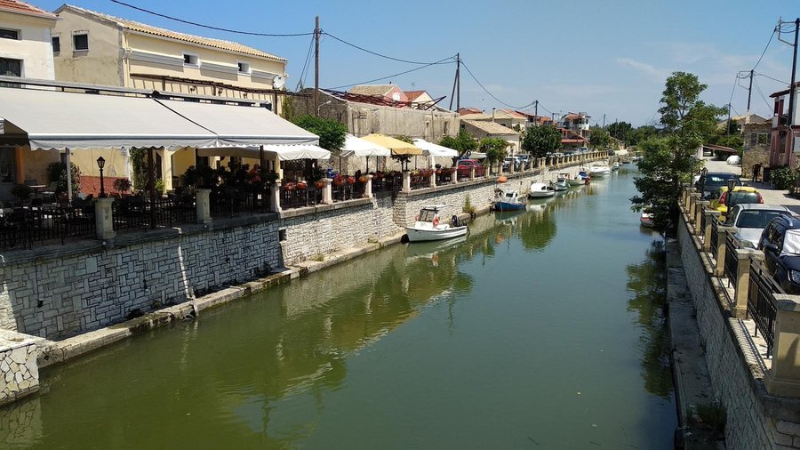 Nabrzeże rzeki z ogródkiem restauracji ALTRO