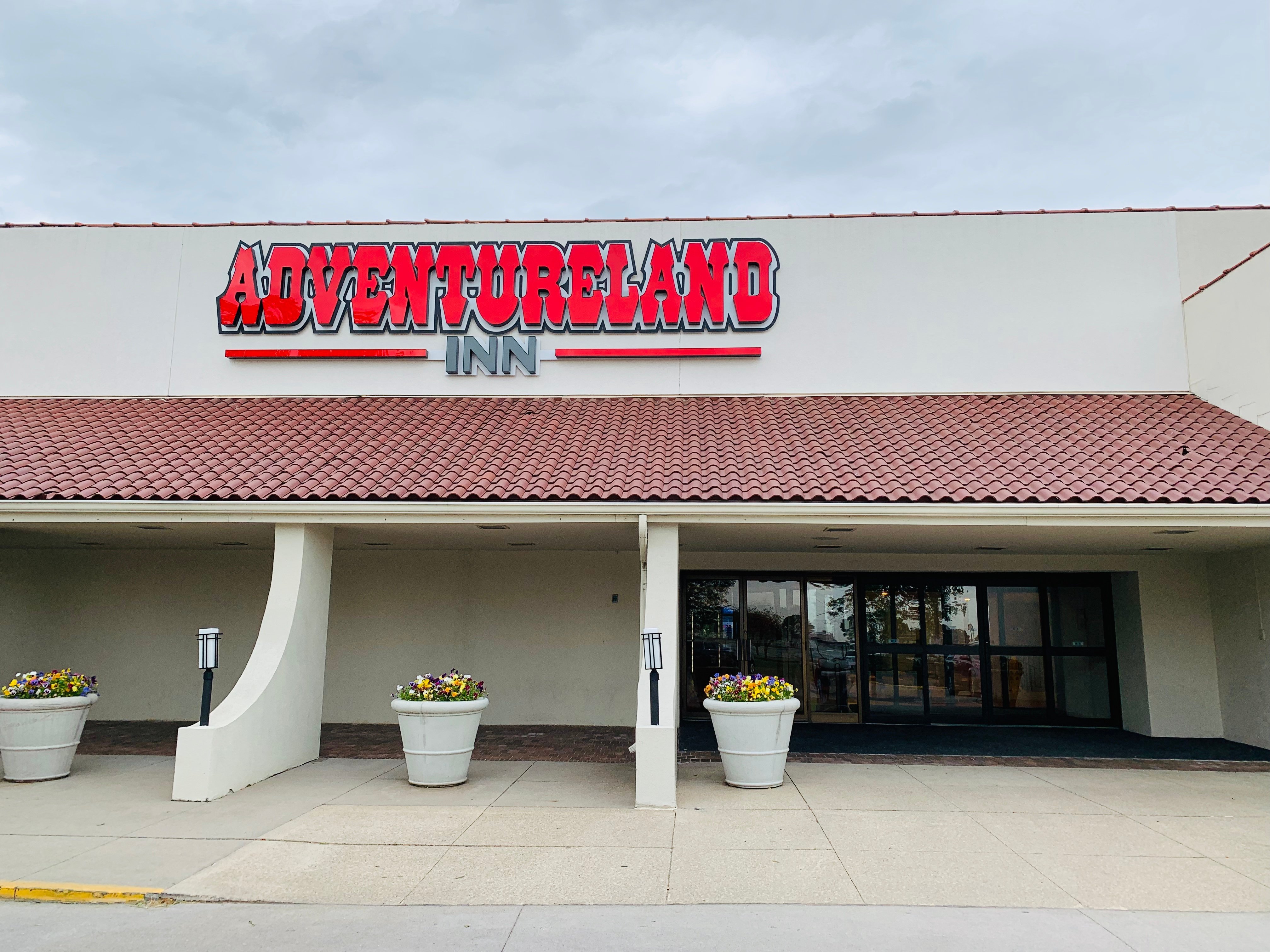 ADVENTURELAND INN Updated 2021 Prices Hotel Reviews Altoona Iowa   Hotel Entrance 