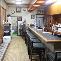 店内はカウンター席と畳席がある。