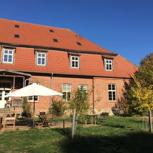 Gutshaus Linstow, hier können Kinder im Garten spielen, während die Eltern das Essen genießen
