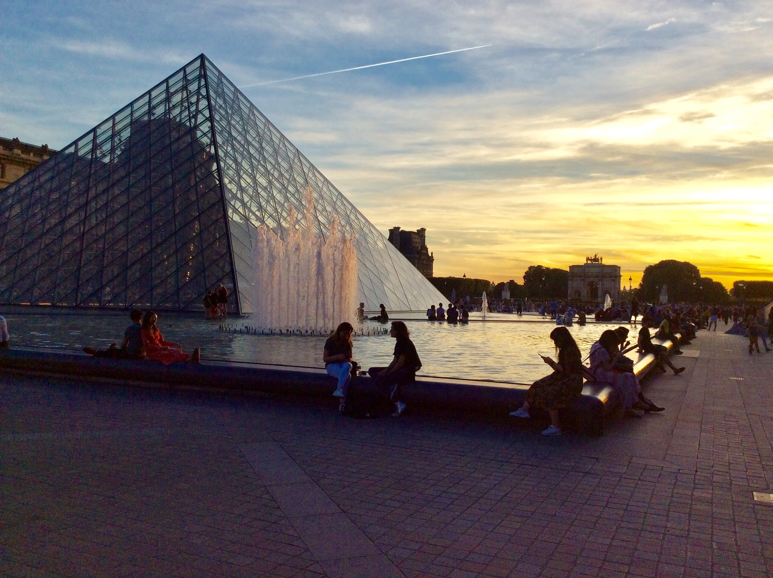    Piramide Del Louvre Al 