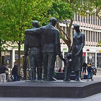 Роттердам. Памятник погибшим в 1940-1945 годах. Вид со стороны Ратуши