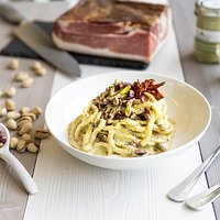 Sarà perché abruzzese il rintrocilo sa unire ingredienti che provengono dalle punte estreme dello stivale.
Rintrocilo, pistacchio di Bronte DOP, robiola e speck Alto Adige IGP