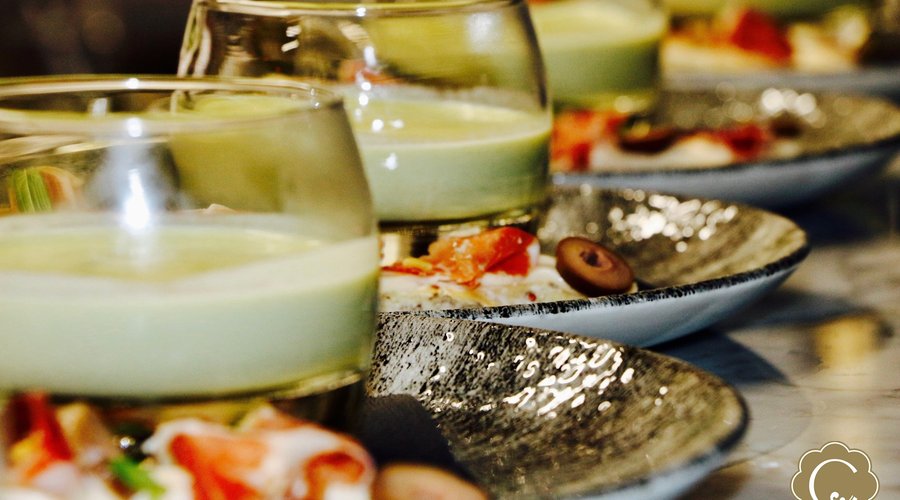 Notre Menu:
Rétro et moderne coexistent très bien au Charleston Restolounge, vous offrant l’une des meilleures expériences, que vous soyez à Nice seul ou en compagnie, peut-être même juste pour un déjeuner ou un agréable moment de détente avec des cocktails exclusifs et recherchés.
Nous vous attendons! 