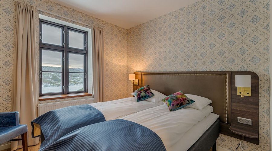 A twin room at Eikerapen Gjestegård.