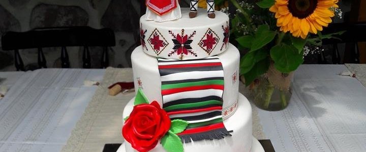 Автентичен фолклор - всички гости на сватбата,бяха облечени в носии и церемониите се изпълниха в традиционен стил