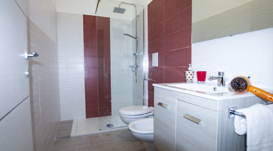 Bagni moderni con doccia a filo pavimento 