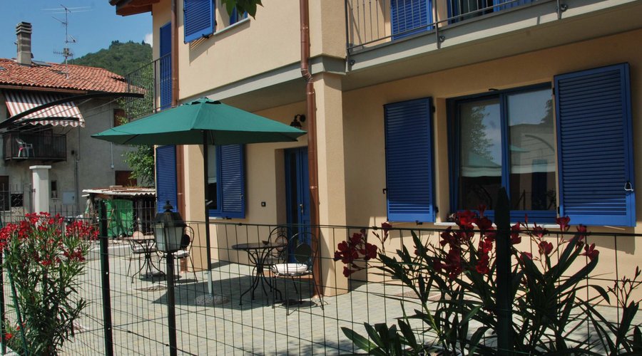 Cortile per relax dotato di sedie e tavoli anche per la prima colazione.