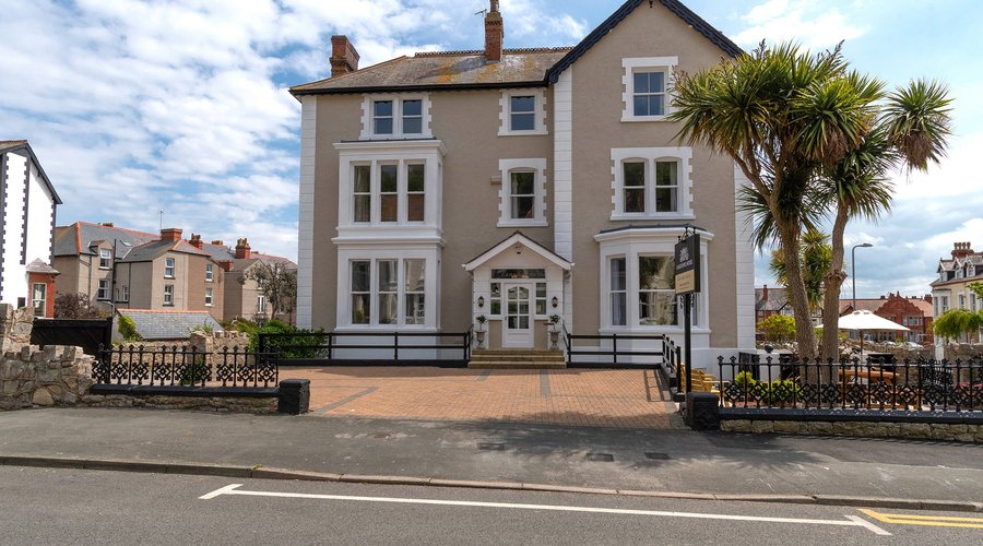 Originally built in 1905 as a School Lansdowne House is a very imposing Victorian Property