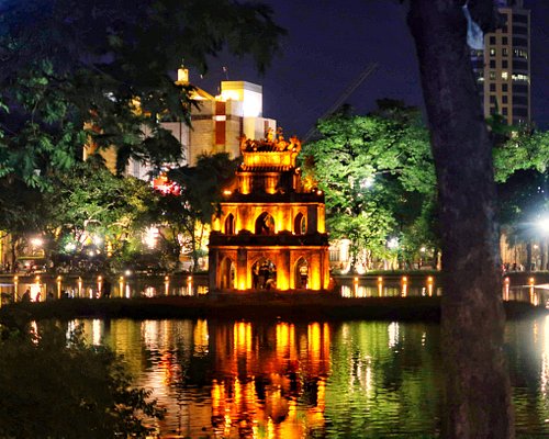 Những địa điểm du lịch nổi tiếng ở Hà Nội là gì?
