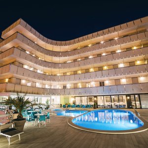 piscina panoramica notturna