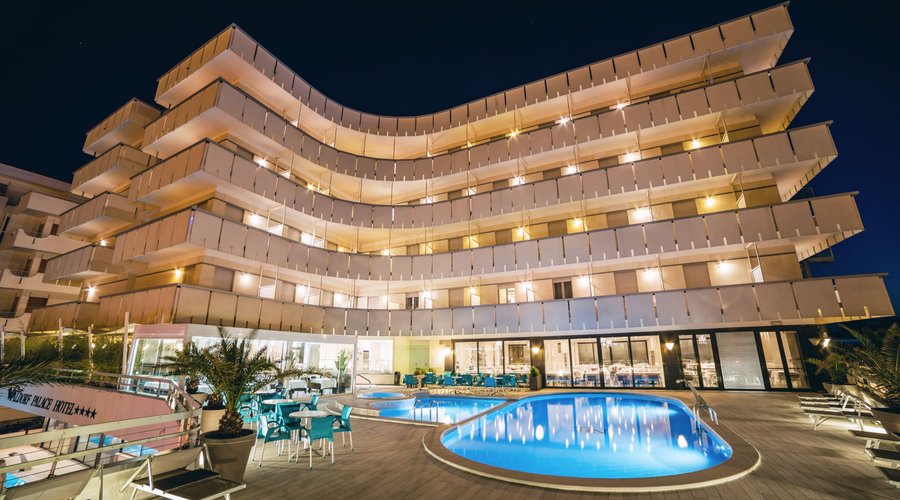 piscina panoramica notturna