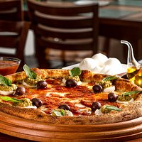 Variedade de pizzas, bordas, entradas e muito mais a sua escolha, com farinha importada da Itália e SEM USO de agrotóxico.