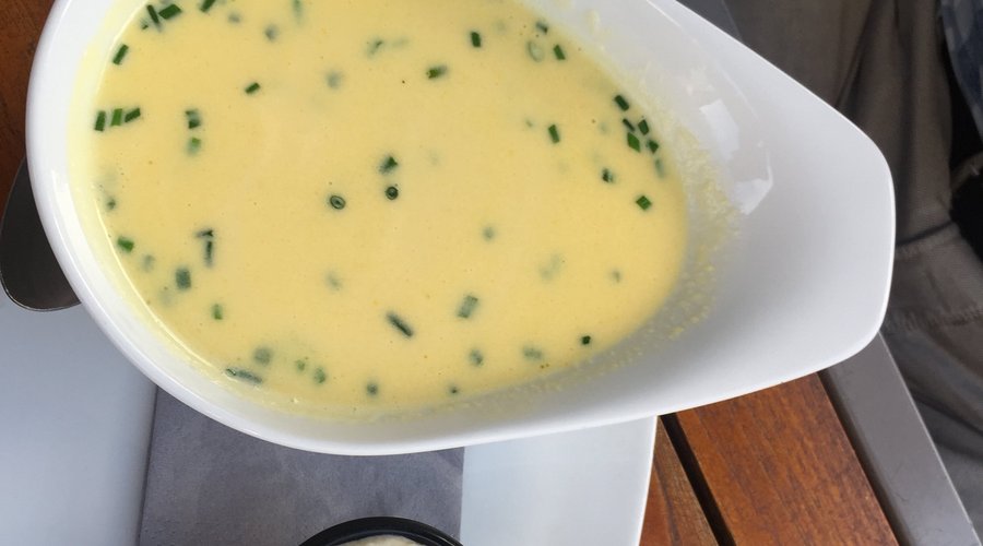 Gelbe Zucchinisuppe mit Ziegenkästeschaum (meckmeck)