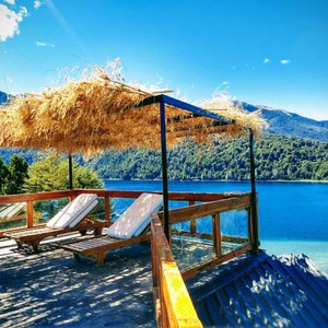 Piscina con vista al lago Correntoso y a los cerros más importantes de Villa la Angostura