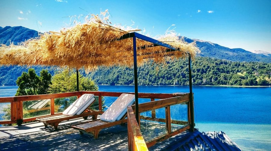 Piscina con vista al lago Correntoso y a los cerros más importantes de Villa la Angostura