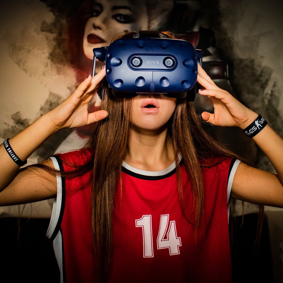 Vr ярославль. Кафе виртуальной реальности 360. 360 VR кафе Ярославль. Кафе виртуальной реальности Ярославль. VR девушка.