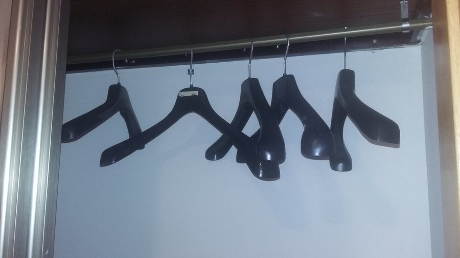 cinco perchas en el armario y sin cajoneras.según ellos una habitación para dos personas.